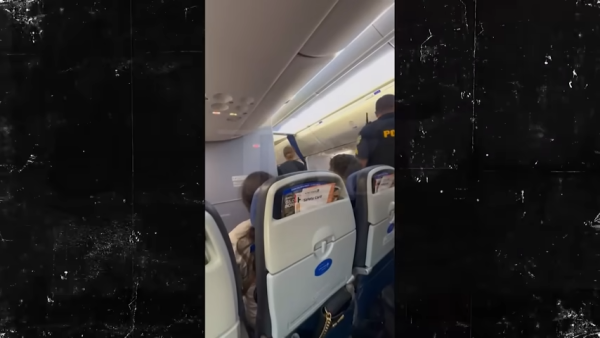 憤怒少女搭飛機失控咬下空少恤衫！下場曝光全機拍手 