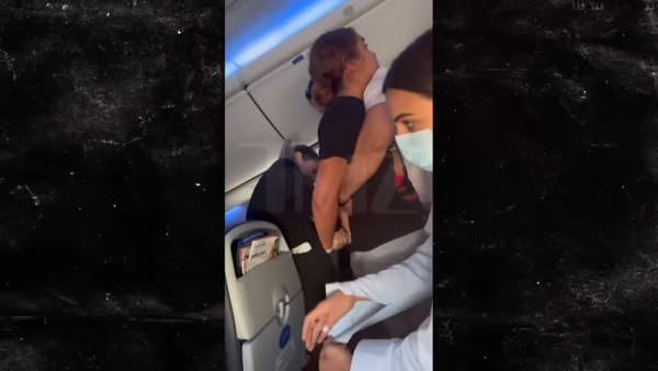 憤怒少女搭飛機失控咬下空少恤衫！下場曝光全機拍手 