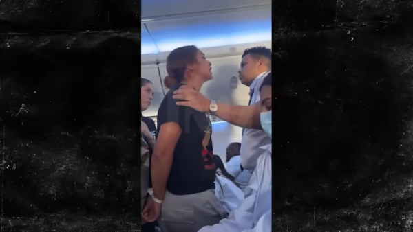 憤怒少女搭飛機失控咬下空少恤衫！下場曝光全機拍手 