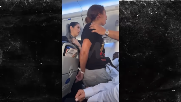 憤怒少女搭飛機失控咬下空少恤衫！下場曝光全機拍手 