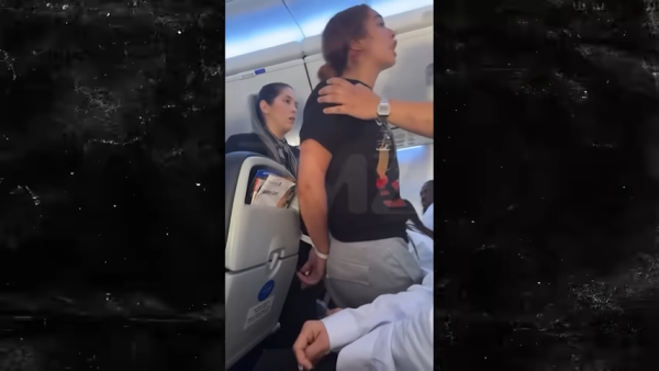 憤怒少女搭飛機失控咬下空少恤衫！下場曝光全機拍手 