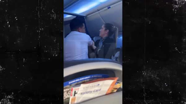 憤怒少女搭飛機失控咬下空少恤衫！下場曝光全機拍手 