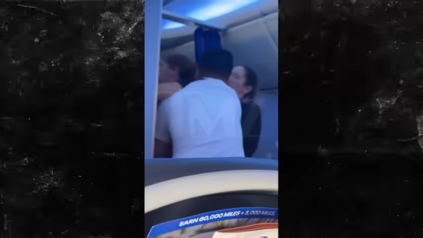 憤怒少女搭飛機失控咬下空少恤衫！下場曝光全機拍手 