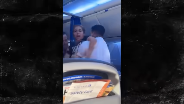 憤怒少女搭飛機失控咬下空少恤衫！下場曝光全機拍手 