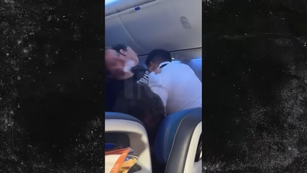 憤怒少女搭飛機失控咬下空少恤衫！下場曝光全機拍手 