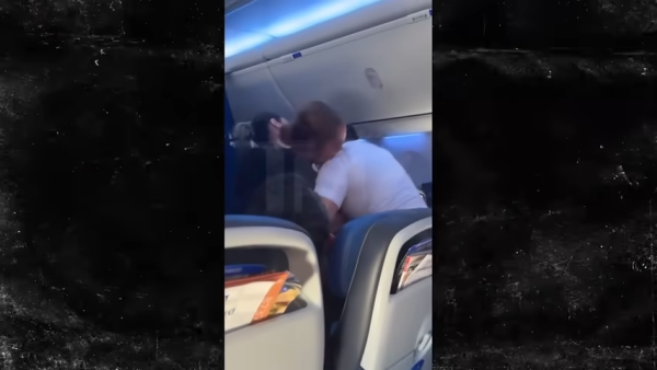 憤怒少女搭飛機失控咬下空少恤衫！下場曝光全機拍手 