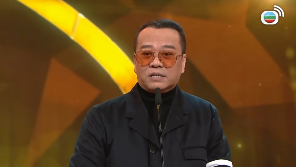  歐陽震華扮財神拜年驚見身形縮水暴瘦 兩頰凹陷惹網民擔憂：以為係AI圖