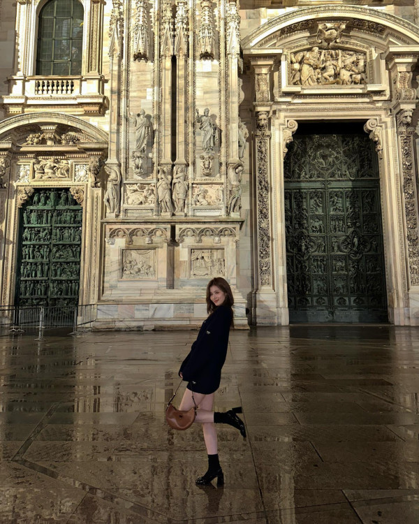 「K-pop女偶像日本搜索量排行榜」第1位. Sana (TWICE)