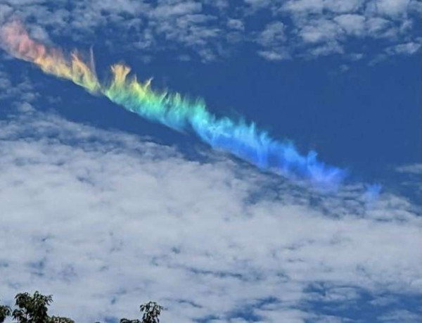外國天空驚現夢幻火彩虹！專家解釋極罕見天文現象 