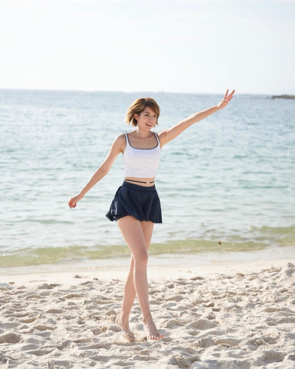 蘇皓兒大晒性感吊帶泳衣照/夏日美照