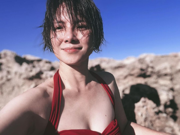 48歲影后李心潔遊西西里激罕曬火辣泳衣照 騷事業線加長腿！凍齡外貌滲出少女味