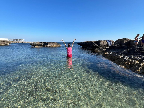 48歲影后李心潔遊西西里激罕曬火辣泳衣照 騷事業線加長腿！凍齡外貌滲出少女味