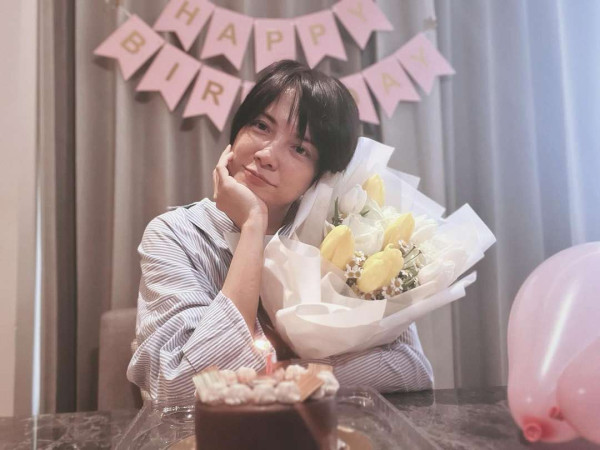 48歲影后李心潔遊西西里激罕曬火辣泳衣照 騷事業線加長腿！凍齡外貌滲出少女味