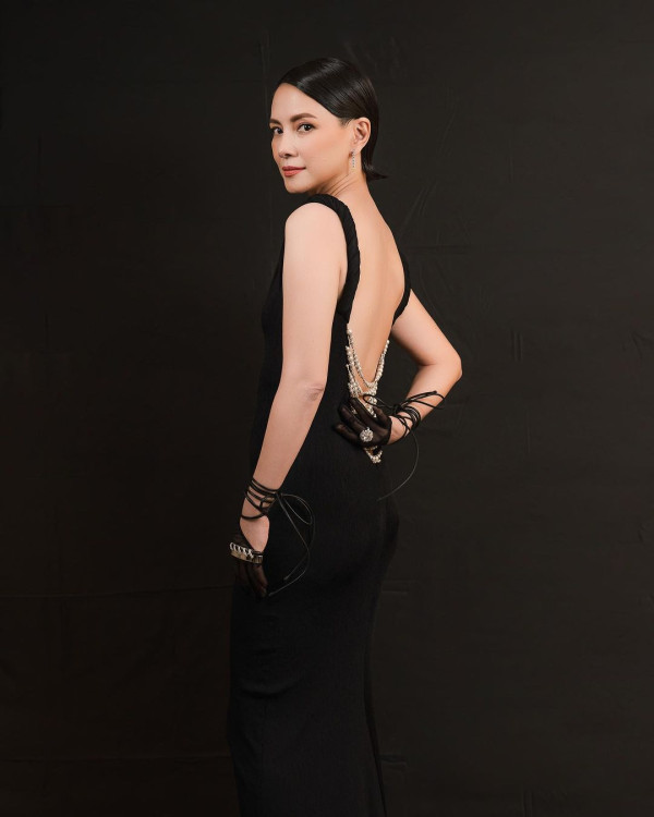 48歲影后李心潔遊西西里激罕曬火辣泳衣照 騷事業線加長腿！凍齡外貌滲出少女味