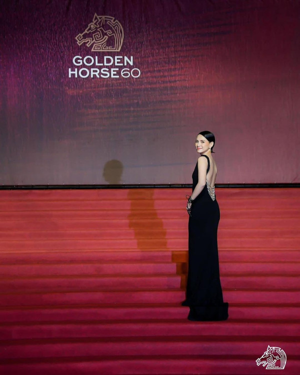 48歲影后李心潔遊西西里激罕曬火辣泳衣照 騷事業線加長腿！凍齡外貌滲出少女味