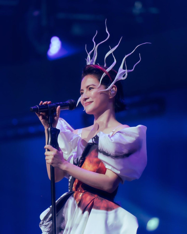 48歲影后李心潔遊西西里激罕曬火辣泳衣照 騷事業線加長腿！凍齡外貌滲出少女味