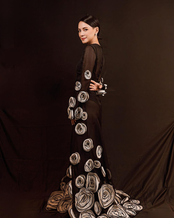 48歲影后李心潔遊西西里激罕曬火辣泳衣照 騷事業線加長腿！凍齡外貌滲出少女味