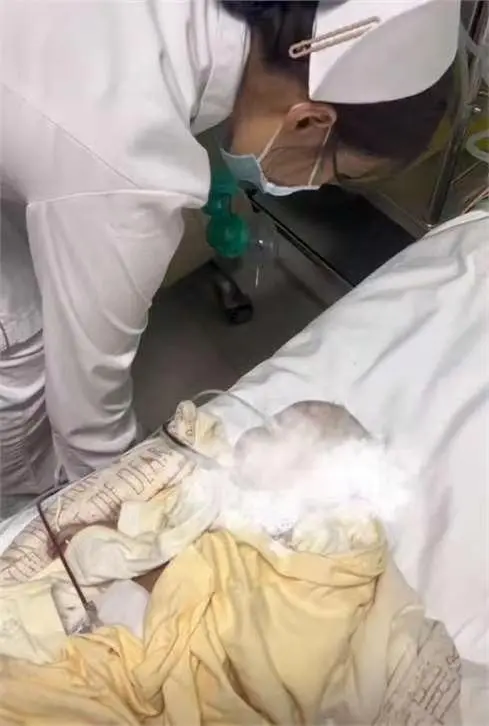 在搶救過程中，護士指為何嬰兒會「有這麼多奶」，儀器則顯示嬰兒的肺部有大量奶液，醫生從嬰兒的嘴巴和鼻子往外吸，吸出一層厚厚的奶漬。（網上圖片）
