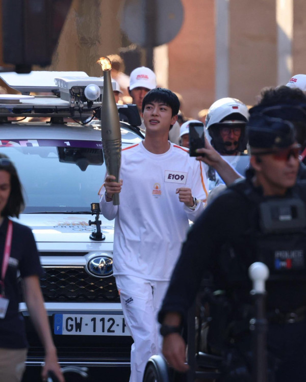 Jin@BTS現身巴黎擔任2024奧運火炬手!成首位擔任海外奧運火炬手的韓國歌手