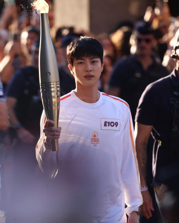 Jin@BTS現身巴黎擔任2024奧運火炬手!成首位擔任海外奧運火炬手的韓國歌手