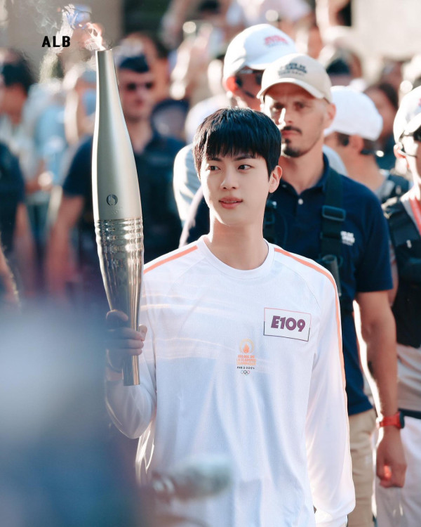 Jin@BTS現身巴黎擔任2024奧運火炬手!成首位擔任海外奧運火炬手的韓國歌手