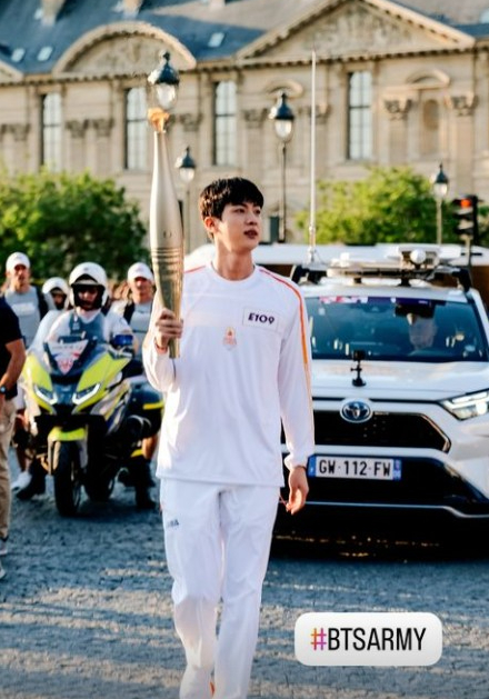 Jin@BTS現身巴黎擔任2024奧運火炬手!成首位擔任海外奧運火炬手的韓國歌手