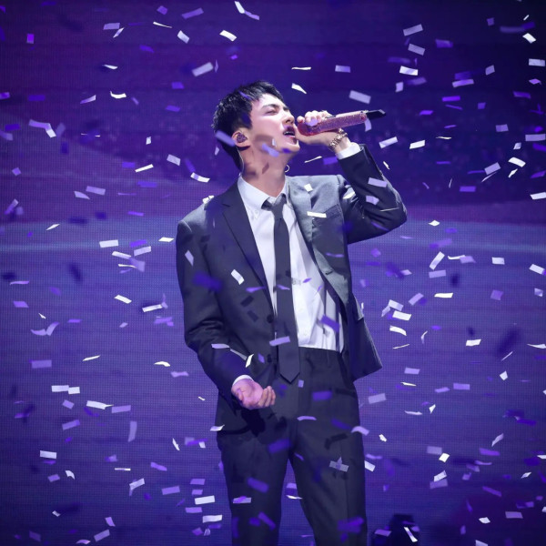 Jin@BTS現身巴黎擔任2024奧運火炬手!成首位擔任海外奧運火炬手的韓國歌手