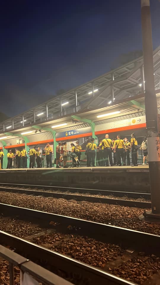 網友Post相分享相同經歷，稱曾在輕鐵藍地站的月台上了站滿了港鐵職員，初步目測至少有15個，正在逐一向乘客核對車票資料。圖片來源：Facebook