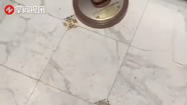 煲蓋被炸上天花板砸出凹痕。（影片截圖）