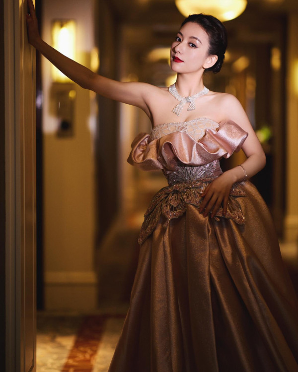 方媛低胸透視禮服獲盛讚