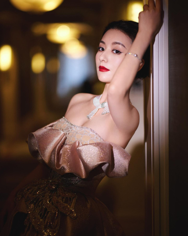 方媛低胸透視禮服獲盛讚