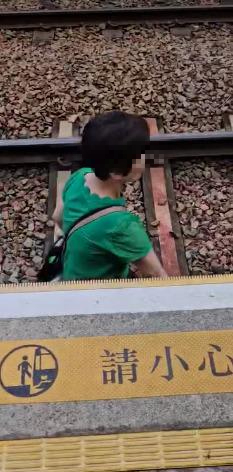 極危險！大媽闖輕鐵路軌執手機 目擊者：跟住有輕鐵好彩走得切