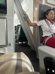 國泰客機起飛三分鐘甩廁所門 空姐反應被拍下 航空公司如此回應 