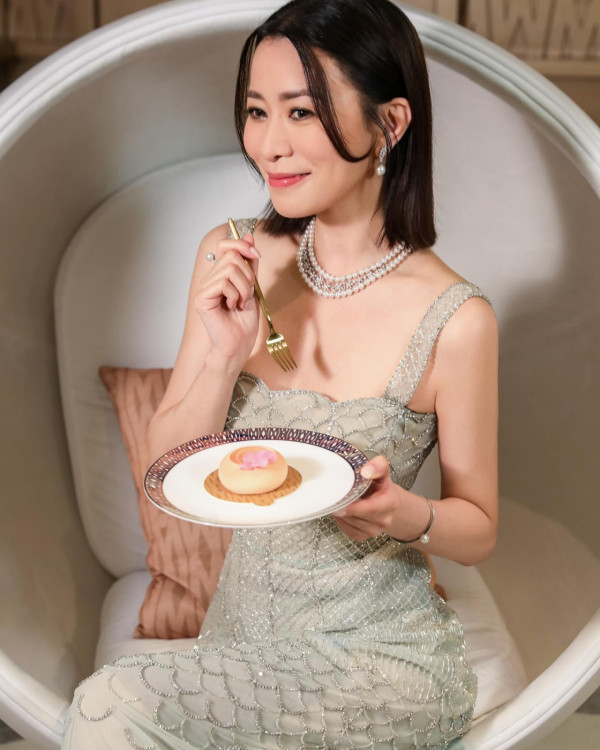 阿佘低胸露肩禮服獲盛讚