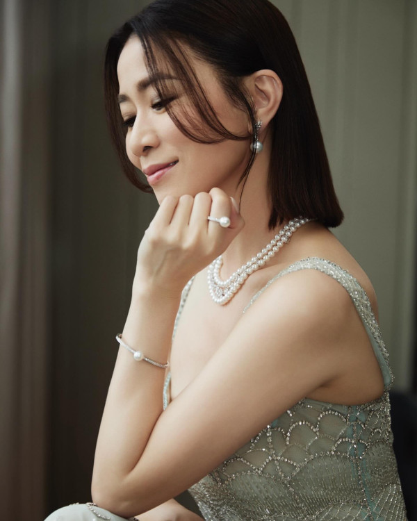 阿佘低胸露肩禮服獲盛讚