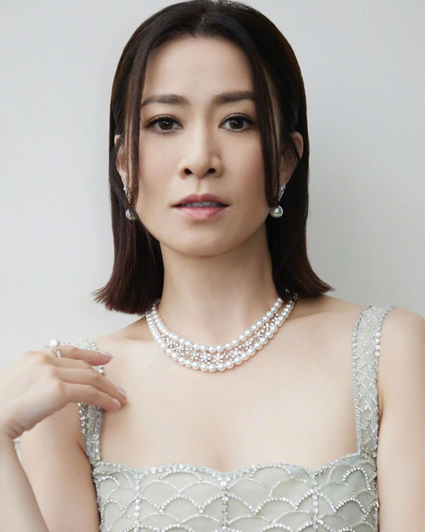 阿佘低胸露肩禮服獲盛讚