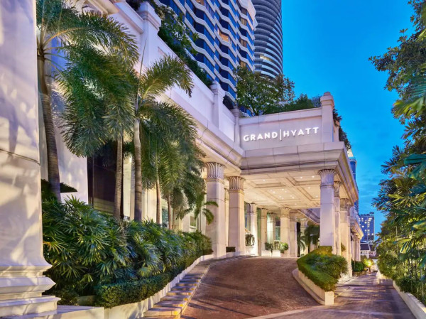 涉事的曼谷愛侶灣君悅酒店(Grand Hyatt Erawan Bangkok Hotel)位於知名景點四面附近。