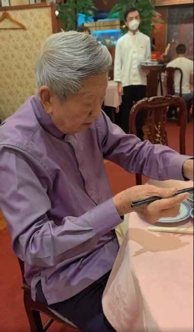 82歲蔡瀾現身尖沙咀天香樓 品嚐名菜醬蘿蔔