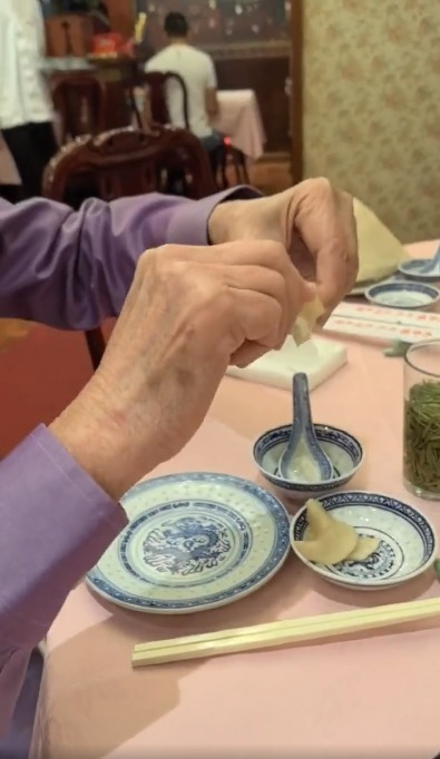 82歲蔡瀾現身尖沙咀天香樓 品嚐名菜醬蘿蔔