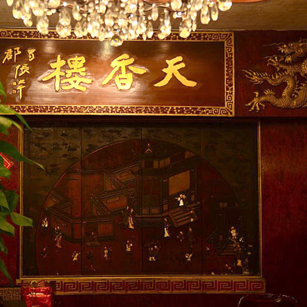 82歲蔡瀾現身尖沙咀天香樓 形容「香港最珍貴」杭州菜館 網民喜見回復活力