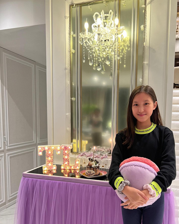 林文龍郭可盈趁暑假帶囡囡飛英國 14歲Tania亭亭玉立新造型現身