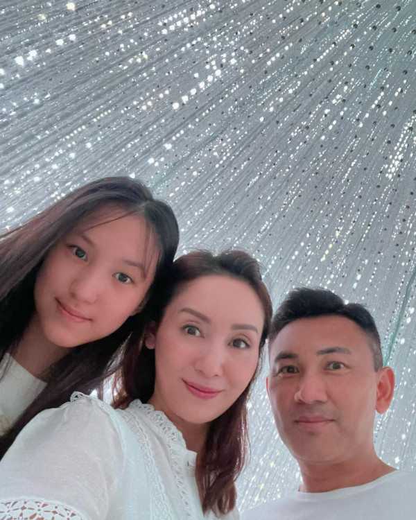 林文龍郭可盈趁暑假帶囡囡飛英國 14歲Tania亭亭玉立新造型現身