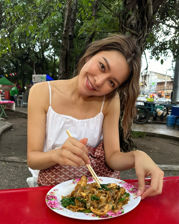 張曦雯遊泰國大曬男友視角 被指美貌進化似泰國女星？ 