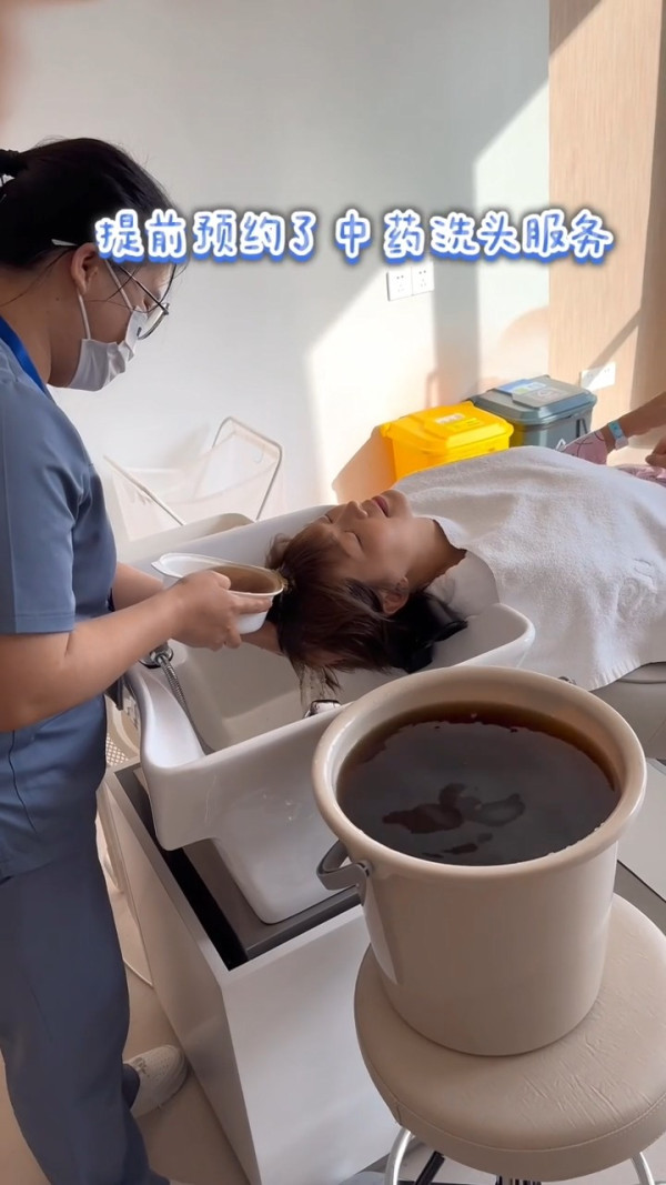 洪永城太太梁諾妍推介深圳月子中心 坐月套餐收費5位數 原來張寶兒都住過