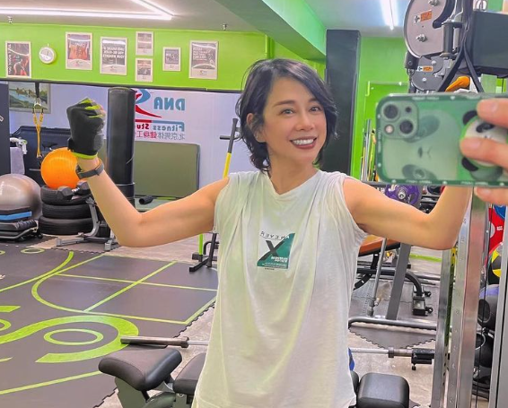 54歲陳松伶最新近照曝光驚人狀態 瘦回巔峰女人味滿瀉驚艷網民︰唔同晒！