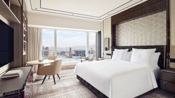 疫情期間，香港四季酒店亦進行了翻新工程，當中包括399間客房和套房以及酒店大堂位置等，翻新後設計更具獨特性，吸引不少旅客入住，難怪讀者評分達到91.76分，成為全港排名第3位的最佳酒店。圖片來源：香港四季酒店