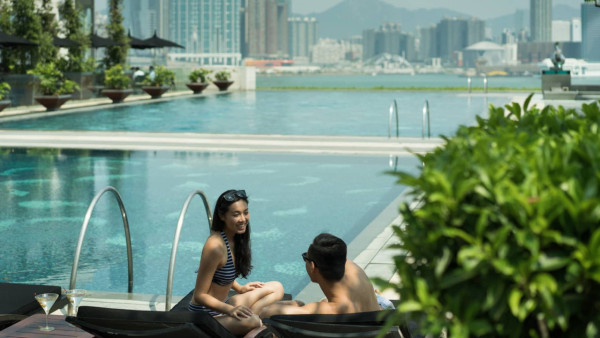 香港四季酒店的泳池，更被獲評為全港最佳酒店泳池之一，可飽覽整個維多利亞港的絕美風光。圖片來源：香港四季酒店