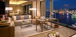 疫情期間，香港四季酒店亦進行了翻新工程，當中包括399間客房和套房以及酒店大堂位置等，翻新後設計更具獨特性，吸引不少旅客入住，難怪讀者評分達到91.76分，成為全港排名第3位的最佳酒店。圖片來源：香港四季酒店