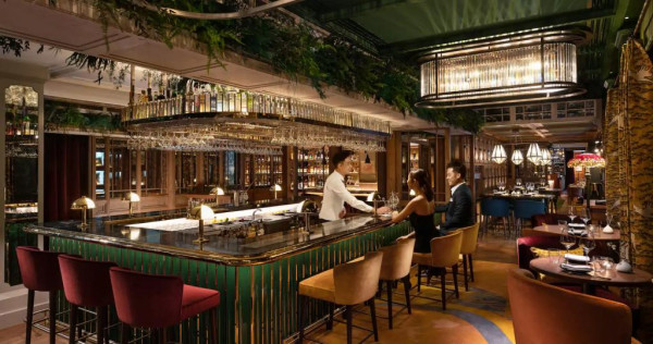 香港文華東方酒在2021年新開了一間日本居酒屋「The Aubrey」，該餐廳位於酒店頂樓，提供精緻日式料理、手工雞尾酒及烈酒，而且享有全景城市景觀，令人印象深刻。圖片來源：香港文華東方酒店
