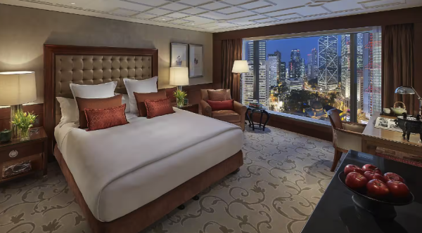 提起香港文華東方酒店，就不得不提其標誌性的皇后像廣場套房。圖片來源：香港文華東方酒店